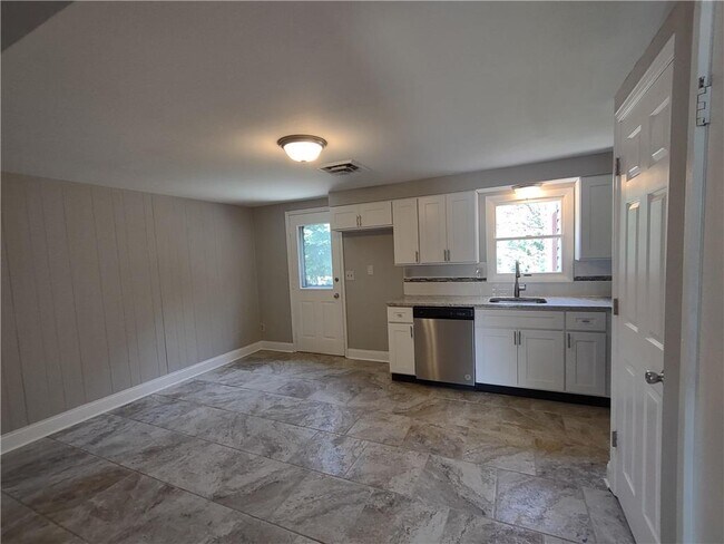 Foto del edificio - 121 E Hillcrest Ln