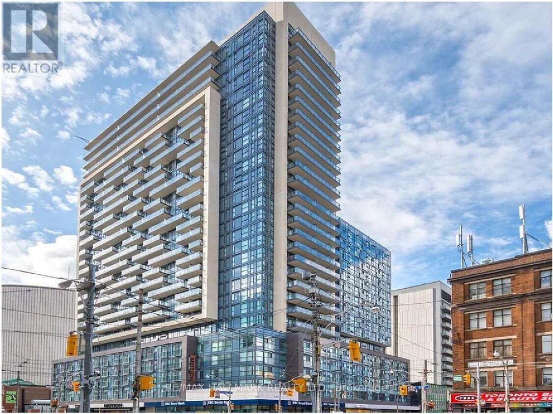 Photo principale - 570-3570 Bay St.