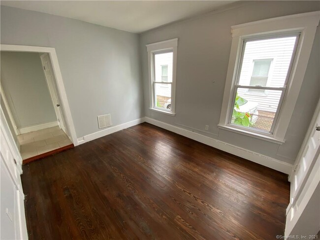 Foto del edificio - 688 Winchester Ave