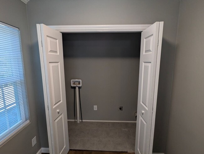 Building Photo - Out of the way 3 Bedroom