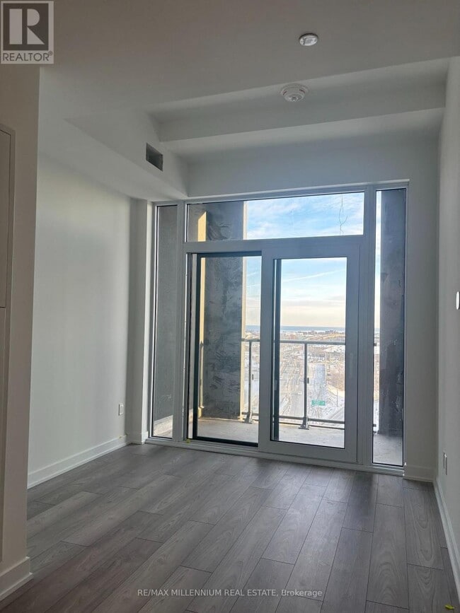 Building Photo - 1007 The Queensway