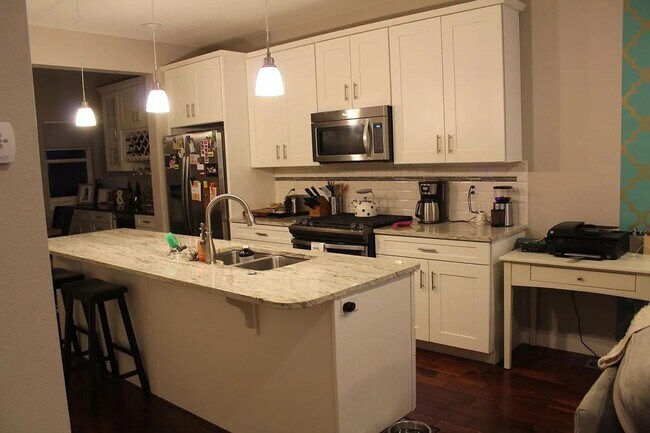 Foto del edificio - Sleek 3 Bedroom House in Sunnyside!! 6-8 m...