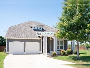 Building Photo - 2004 Windsor Farms Dr