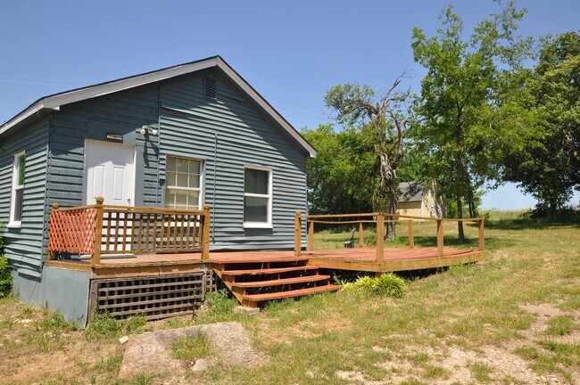Foto del edificio - FOR LEASE - 1 BR - 1 BA Frame Home on Larg...