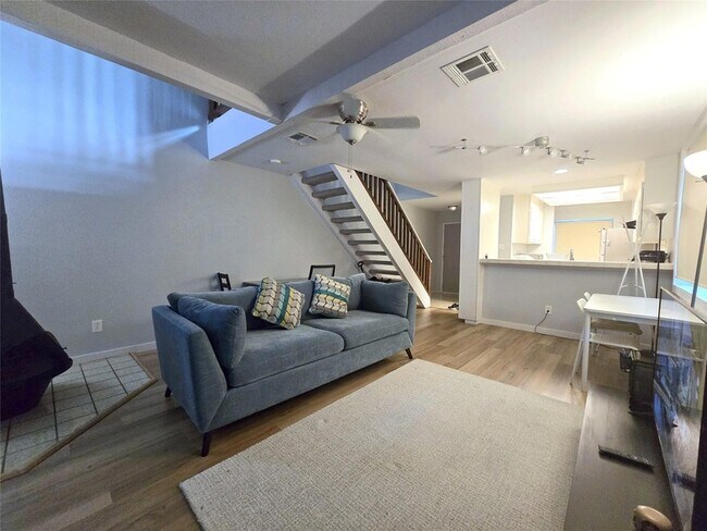 Foto del edificio - 7122 Wood Hollow Dr