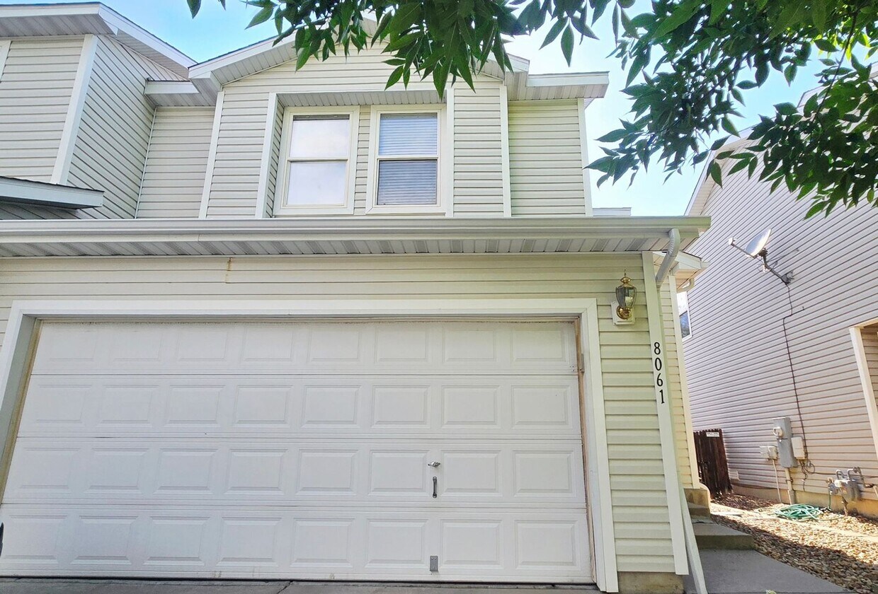 Primary Photo - 3 Bedroom House - walk to park and bike tr...