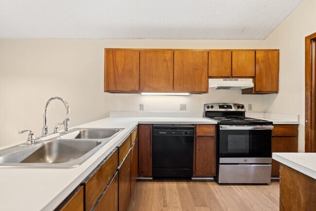 Building Photo - Chapel Hill 2 Bedroom with Fenced Yard - R...