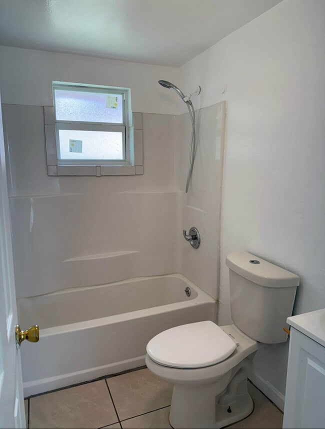 286 Lowell Ave - Baño - 286 Lowell Ave