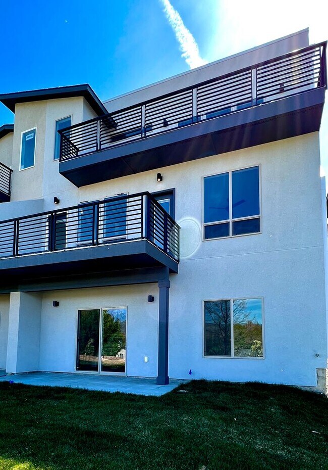 Foto del edificio - Close to Micron, 3 Bedroom 3 bath w/ a Million Dollar View!