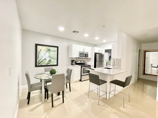 Building Photo - 4368 S Kirkman Rd