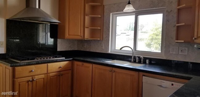 Foto del edificio - 6 br, 3 bath House - 13 Westbury St