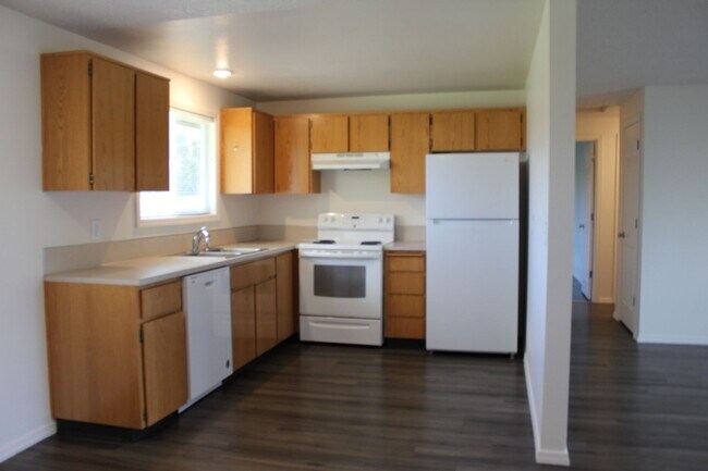 Foto del edificio - Three bedroom, 1 1/2 bath with fenced yard near Intel