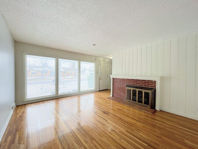 Building Photo - Spacious 2 bedroom home