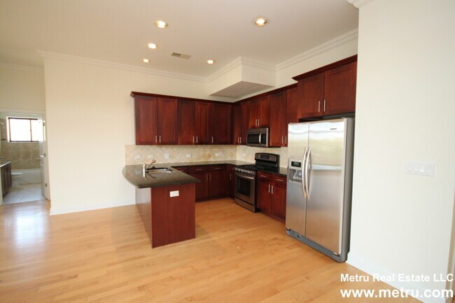 Foto del edificio - 4651 N Greenview Ave