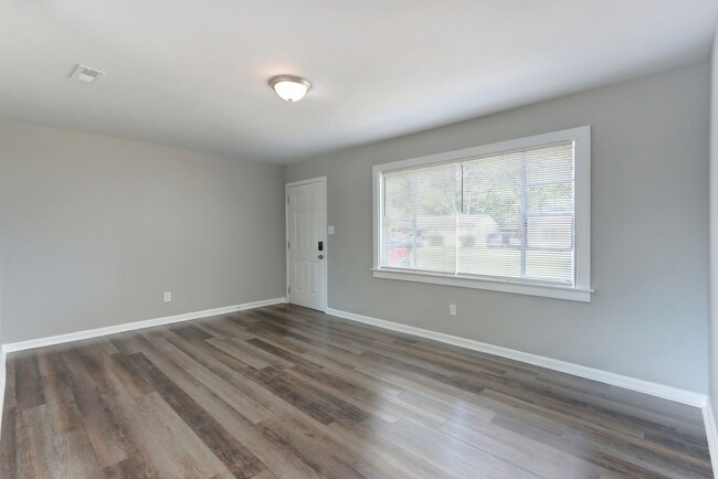 Building Photo - Large 3BR/1BA Near Hospitals and Daffin Park