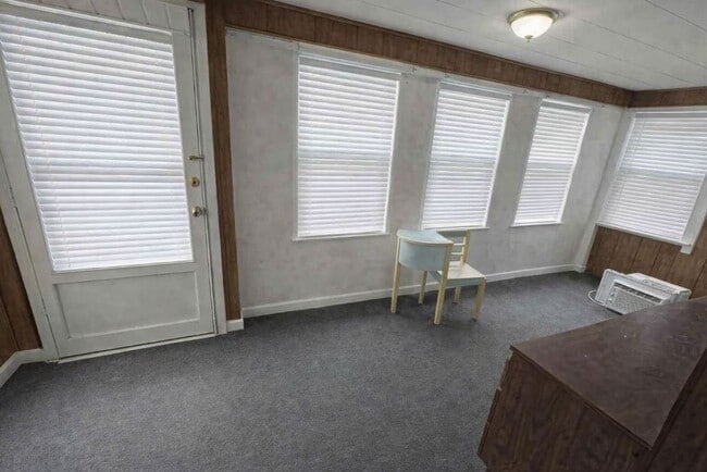 Building Photo - 731 Hull St