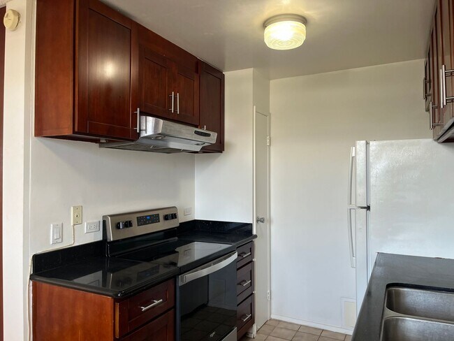 Foto del edificio - Salt Lake area - 2 bedroom, 1 bath unit with 1 parking - Avail Now!