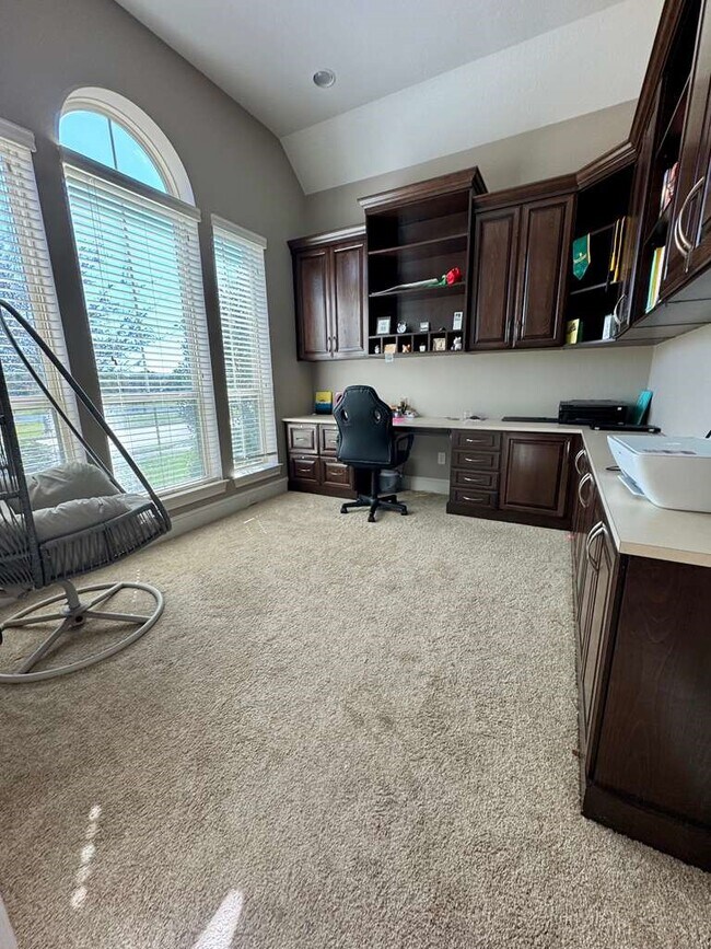 Building Photo - 18614 Town Bluff Dr