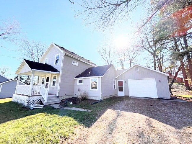 Building Photo - 159 Whitlock St