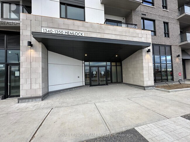 Photo du bâtiment - 1350 Hemlock Rd