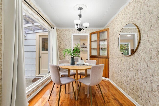 Building Photo - Charming 3 beds 1.5 bath farmhouse in Redm...