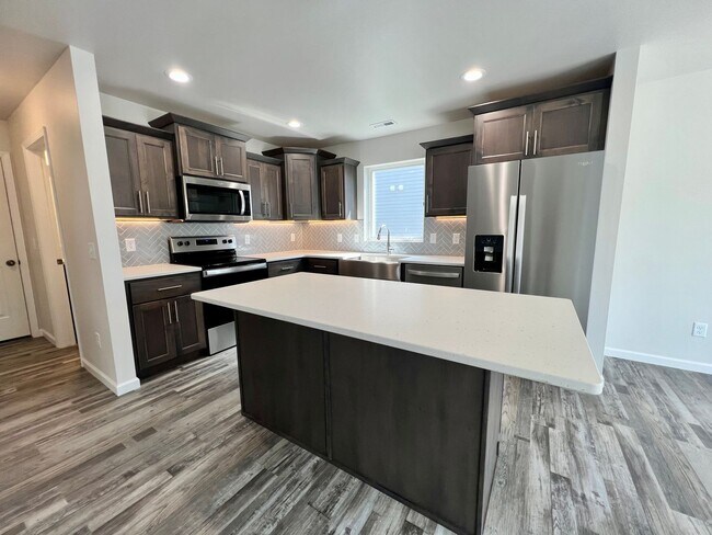 Building Photo - 4 Bed | 2 Bath | 2 Stall Garage | Single F...