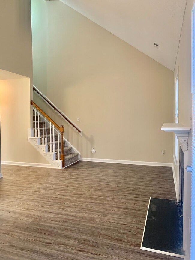 Foto del edificio - 720-B Powell Drive ~ Updated 3 bedroom tow...