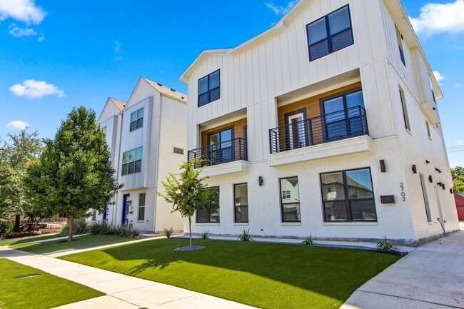 Building Photo - * MOVE IN SUMMER 7/24/2027 * 5 Bed 5.5 Bat...