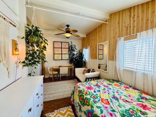 Foto del edificio - 12807 Gilmore Ave