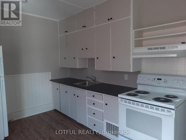 Building Photo - 2 Montgomery Pl