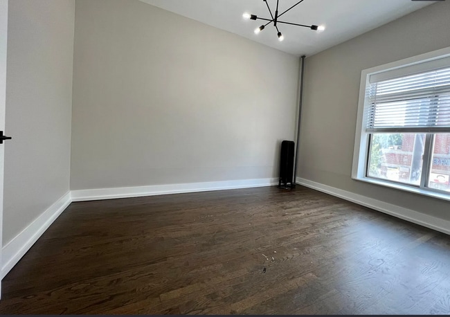 DORMITORIO CALIFORNIANO CON KING - 2309 N Milwaukee Ave