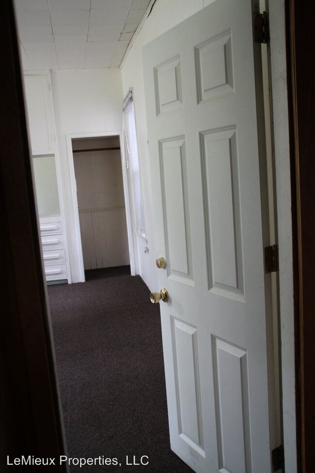 Foto del edificio - 8 br, 2 bath Room For Rent - 413 8th Avenue S