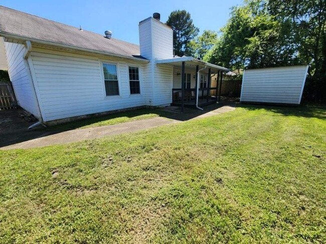 Building Photo - 900 Edgewood Dr