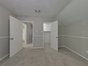 Building Photo - 2013 Greenwood Dr