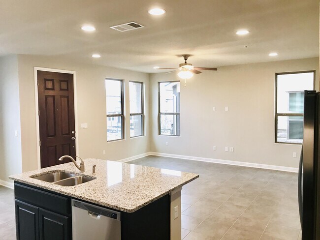 Foto del edificio - 6814 E Riverside Dr