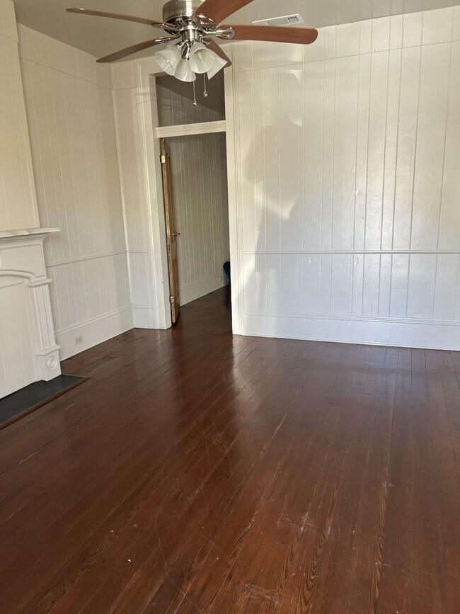 Sala de estar - 713 Evelina St