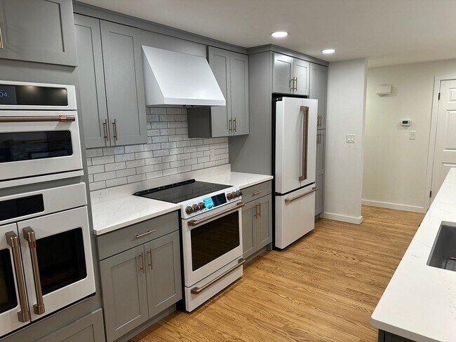 Foto del edificio - Completely Remodeled 4-Bedroom Shoreline Home