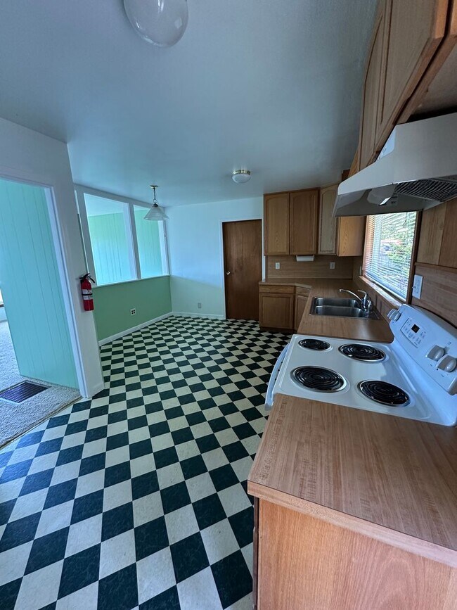 Foto del edificio - COMING SOON! - 3 Bed 1 Bath Home