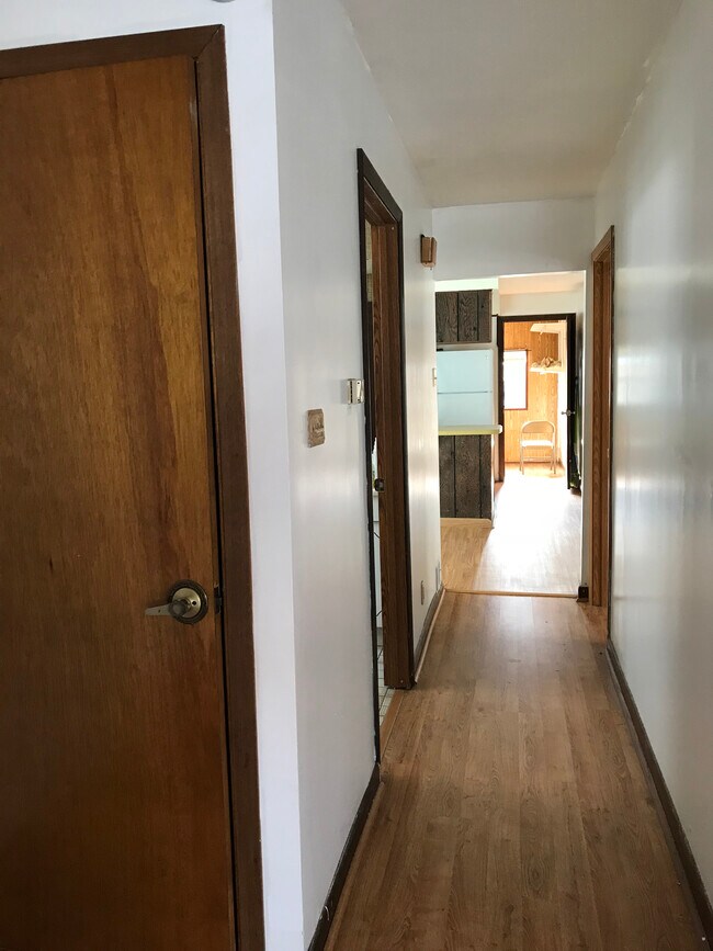 pasillo - 3422 S Emerald Ave