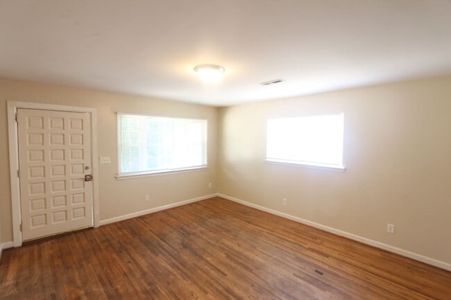 Building Photo - Great Home - New on The Market!!  Convenie...