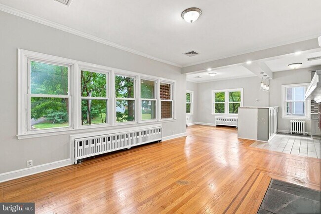 Foto del edificio - 133 Warrenville Rd