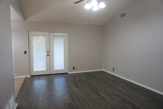 Building Photo - 1115 Lisa Ln
