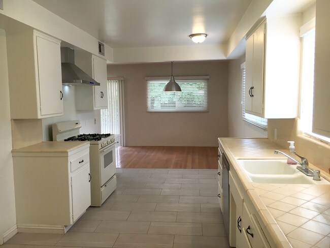 Building Photo - 5748 Vesper Ave