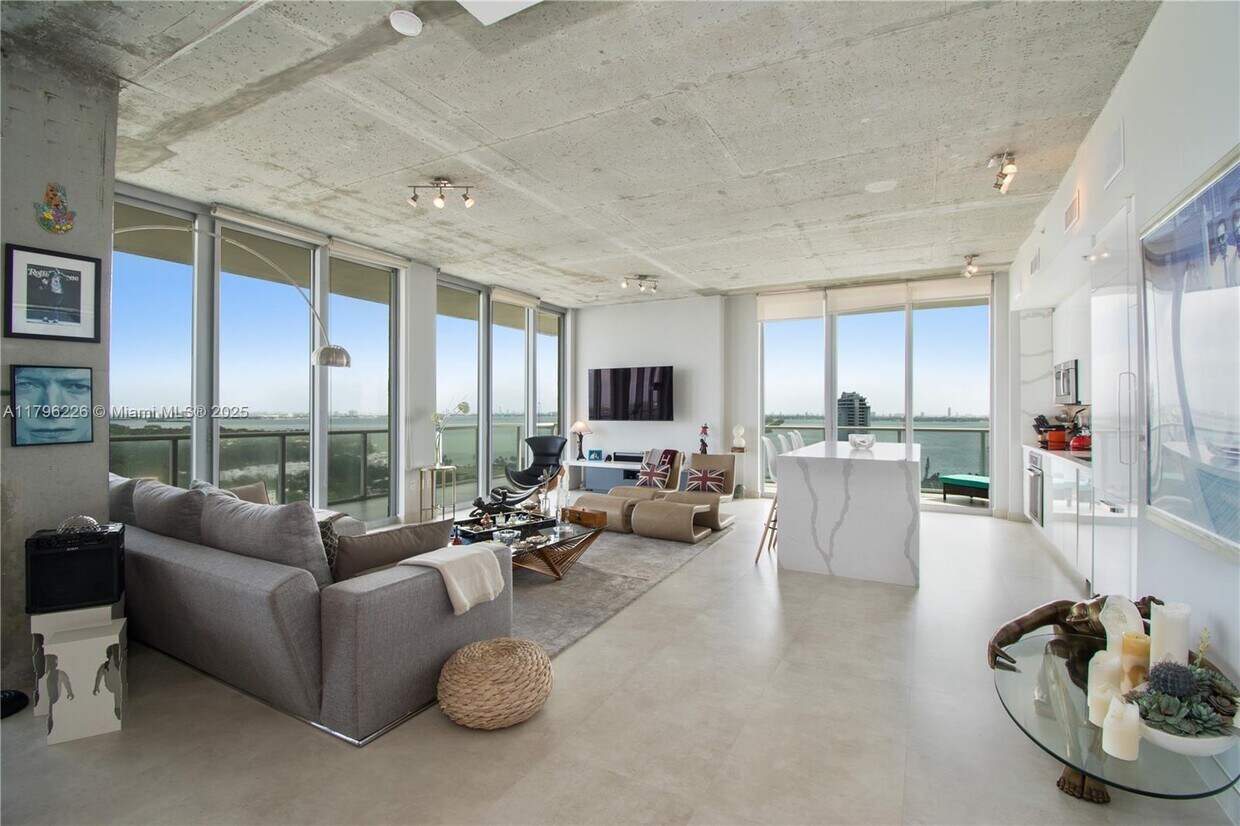 Foto principal - 3470 E Coast Ave