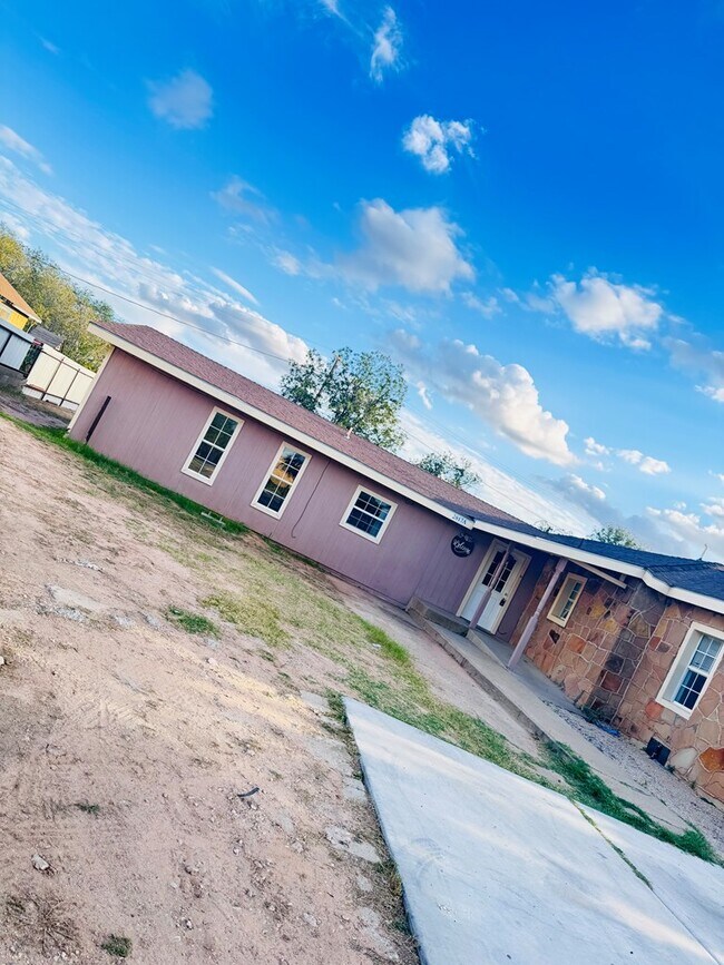 Building Photo - 2017 W 10th St