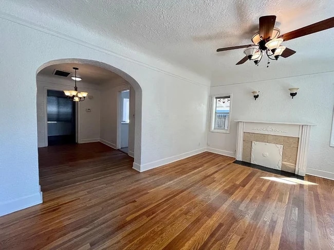 Living Room pass thru into Dining Room - 822 E Whitton Ave
