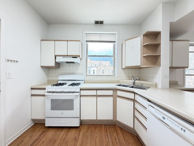 Foto del edificio - 5783 N Ridge Ave