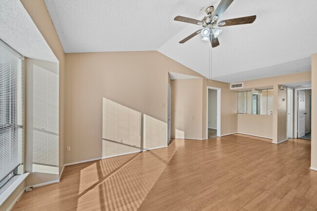 Foto del edificio - 6701 Sands Point Dr