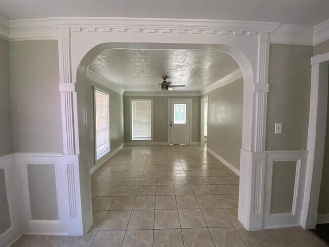 Foto del edificio - 8041 Meadowbrook Dr