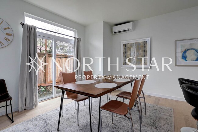 Foto del edificio - Urban Townhome with terrace!